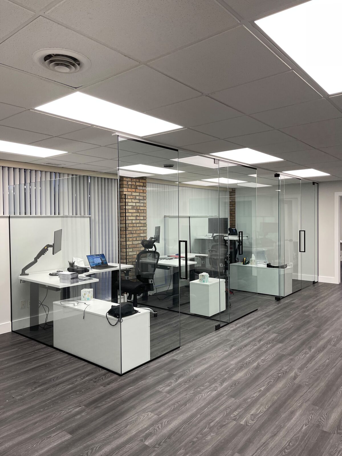 Commercial glass cubicle partitions